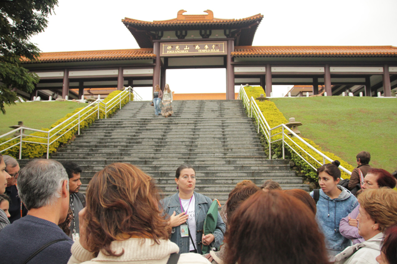 O grupo recebendo as primeiras informações sobre o Templo Zulai