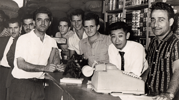 Funcionários e amigos de Antônio Favano em seu armazém, na Rua Benjamin de Oliveira, em 1957