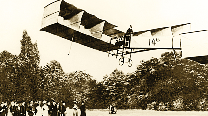 Santos Dumont em seu voo pioneiro: sem patente / Foto: Iconographia