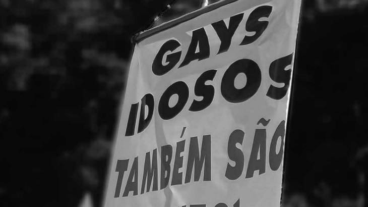 Gay idoso é a bola da vez