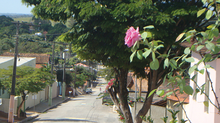 A rua principal: ladeira estreita e íngreme com menos de 500 metros / Foto: José Paulo Borges