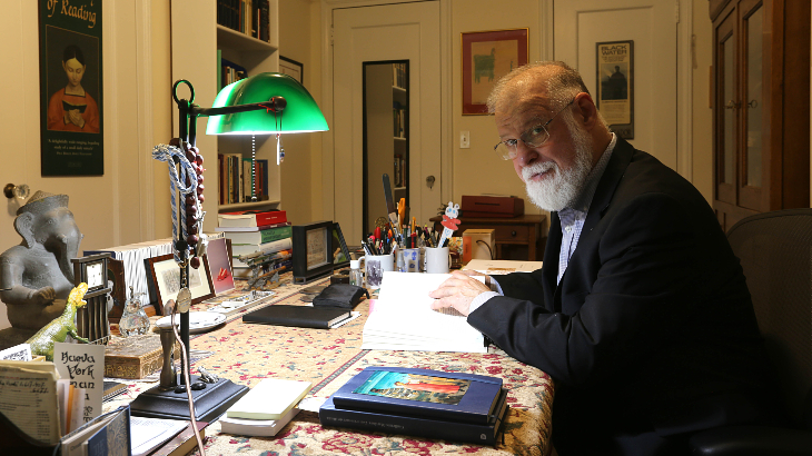 O bibliófilo Alberto Manguel em seu escritório, cercado de livros. Crédito: Carlos G. Vertanessian