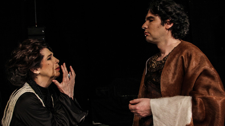 Esther Góes ao lado de seu filho, Ariel Borghi, interpreta Volumnia, mãe de Coriolano