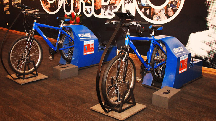 Bicicletas com tablets acoplados do projeto CineBike, no DDD 2013