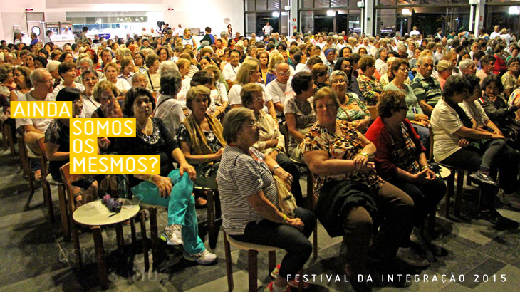 Participantes do Festival da Integração 2015 aguardando o show de abertura. | Foto: Julia Parpulov