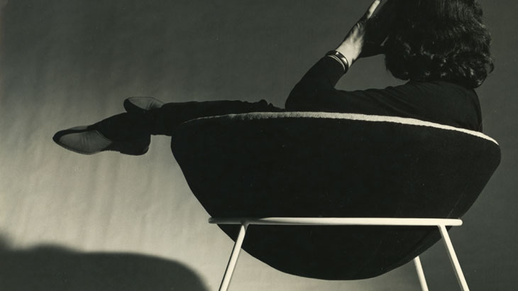 Lina Bo Bardi a bordo de sua famosa Bowl Chair, cadeira criada pela artista em 1951