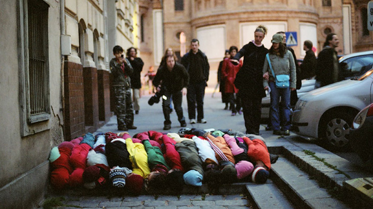 Corpos em Espaços Urbanos, da Cia. Willi Dorner. Foto: Lisa Rastl.