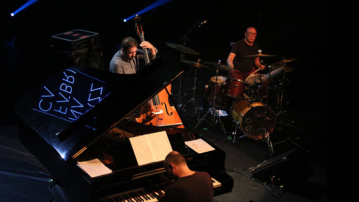 Irio Jr. (piano), Alberto Luccas (contrabaixo acústico) e Nenê (bateria).  (Foto: Carol Vidal)