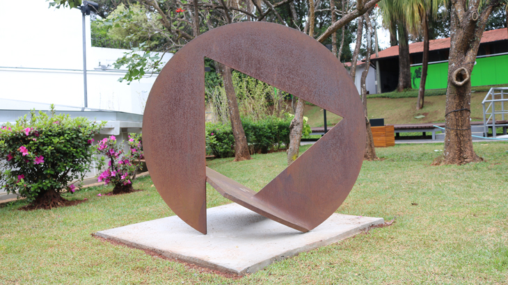 Escultura de corte e dobra redonda, de Amilcar de Castro, no Sesc Ipiranga | Foto: Danny Abensur
