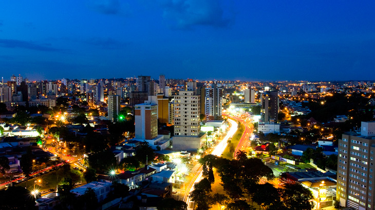 Vista noturna da cidade de Campinas. Foto: Marco Flávio.