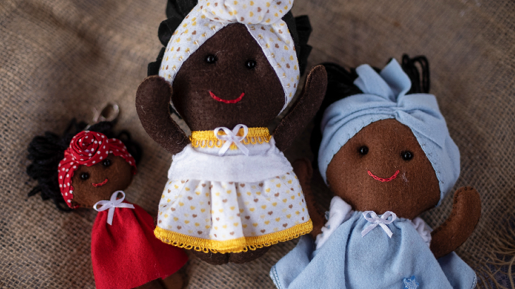 Bonecas de feltro feitas por empreendedoras do Coletivo Meninas Mahin. Foto: Agência Ophelia