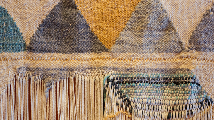 Tapeçaria em macramê, lã tingida, sisal e barbante da artesã Lucinda Bento | Foto: Carol Mendonça
