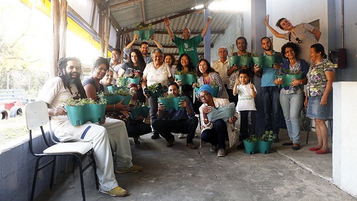 Os participantes com seus trabalhos após a oficina de plantio em vasos. <br>Foto: Ronaldo Domingues 