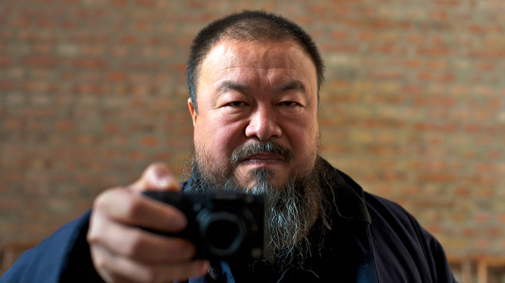 O artista Ai Weiwei munido de uma câmera fotográfica: arma contra o Estado<br>Foto: Divulgação