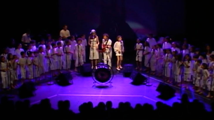 Na foto Hélio Ziskind, as crianças do Curumim e a Orquestra de Cordas do CEM no palco do Anchieta