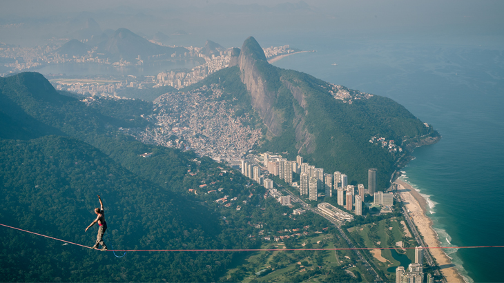 Highlining a 844 metros de altura na Pedra da Gávea, Rio de Janeiro, 2014 (Foto: Thiago Diz)