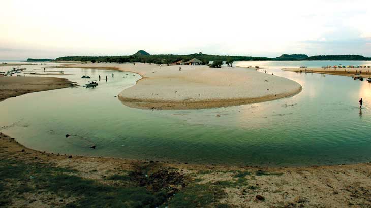 Praia no Rio Tapajós: sistema hidrogeológico do Alter do Chão / Foto: Ricardo Teles/Pulsar Imagens
