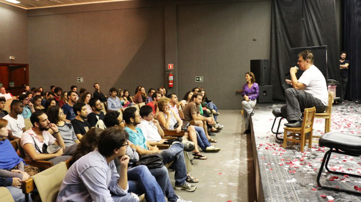 Estudantes, fãs e atores profissionais acompanharam as palavras do diretor Rodolfo García Vásquez