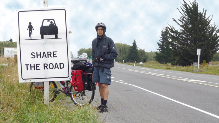 Paulo Roberto Cunha em viagem pela Nova Zelândia: carros e bicicletas dividem a pista em harmonia