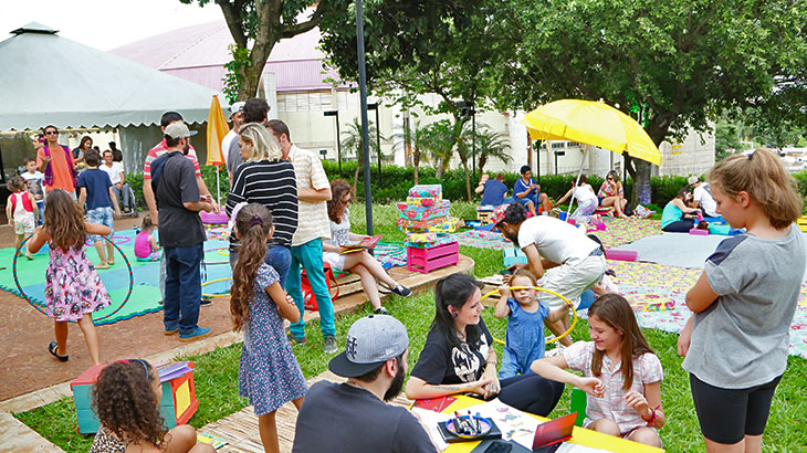 A festa ao ar livre permitiu ao público a experimentação de artes, culinária, música e outras trocas