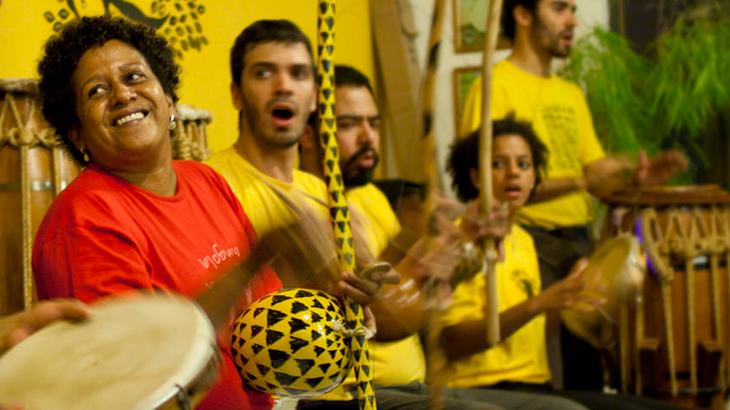 Na Capoeira, além de ritmo, a música traz ancestralidade, história, resistência. Foto: nzinga.org.br