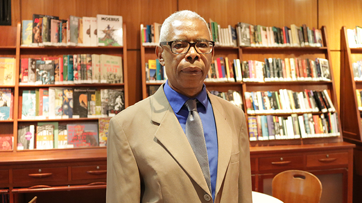 Professor Henrique Cunha Junior na biblioteca do Sesc São Carlos | Foto: Danny Abensur
