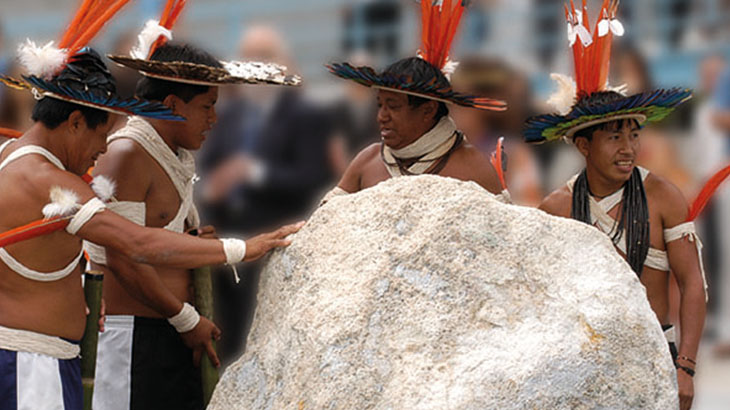 Índios Ikolen Gavião em performance junto à instalação Entes (2005)