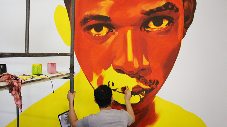 Para colorir seus retratos, Éder utiliza tintas para paredes externas<br>Foto:Fernando Bisan