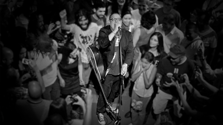 Walter Franco em show no Centro Cultural São Paulo, onde o público ocupou o palco. Por Jairo Lavia