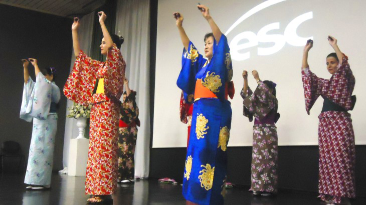 Apresentação de dança folclórica japonesa na abertura do Encontro