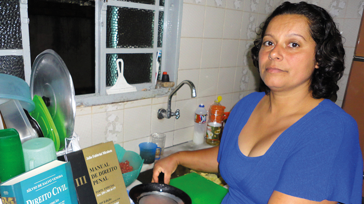Andréia: da cozinha para a faculdade de direito, com a ajuda dos patrões / Foto: Miguel Nítolo