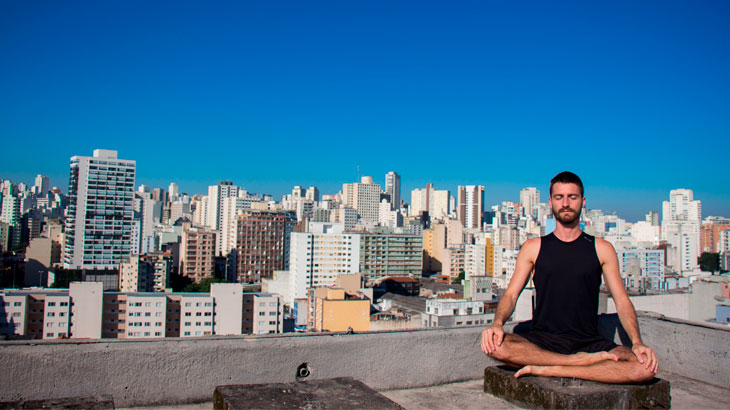 Danilo Patzdorf participa do terceiro ato, Yoga para Corpos Urbanos (Foto: Vinicius Bernardo)