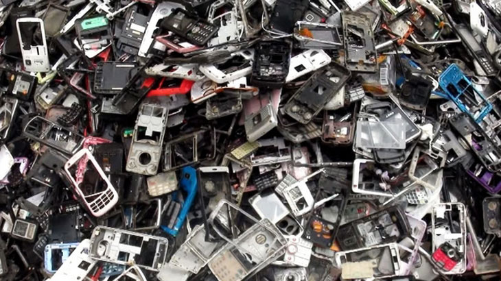 A Tragédia do Lixo Eletrônico contextualiza a produção desenfreada do lixo eletrônico.