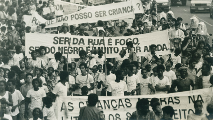 Manifestação pelos direitos da infância e da juventude - anos 1980 | Foto: Oficina de Imagens