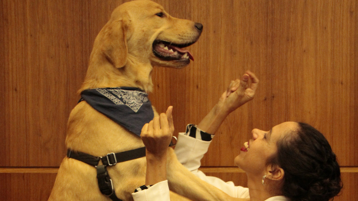 Renata Andrade e Volvo, cão de assistência em treinamento – Foto: Lúcio Érico/Sesc