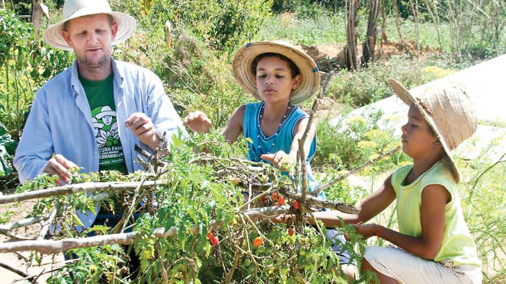 Vilmar e filhos: preferência pelas plantas nativas do sertão / Foto: Vladia Lima/Caatinga