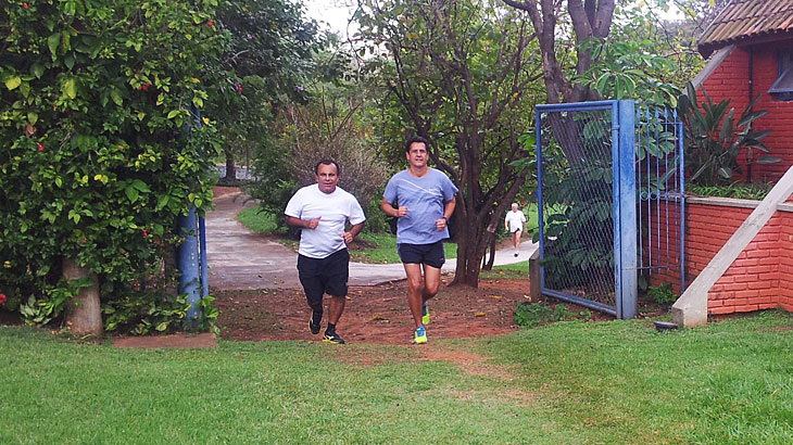 José Simão e Marco Antônio em seus treinos semanais na pista de corrida e caminhada do Sesc Thermas 