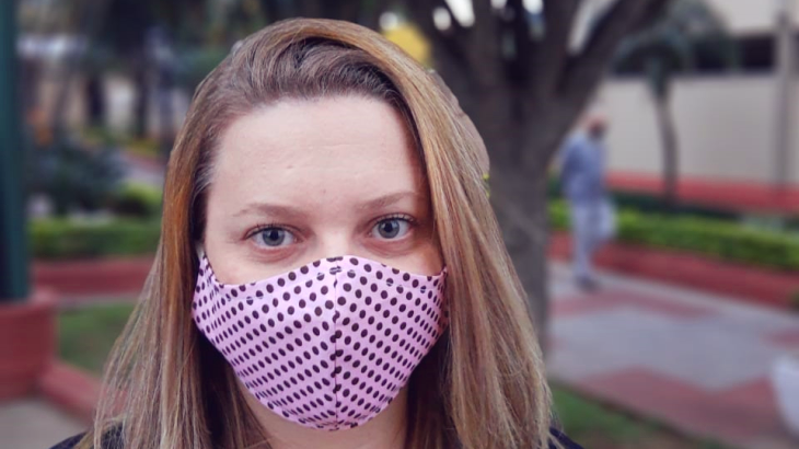 Imagem de pessoa utilizando uma máscara artesanal de tecido | Foto: Heloísa Gramari
