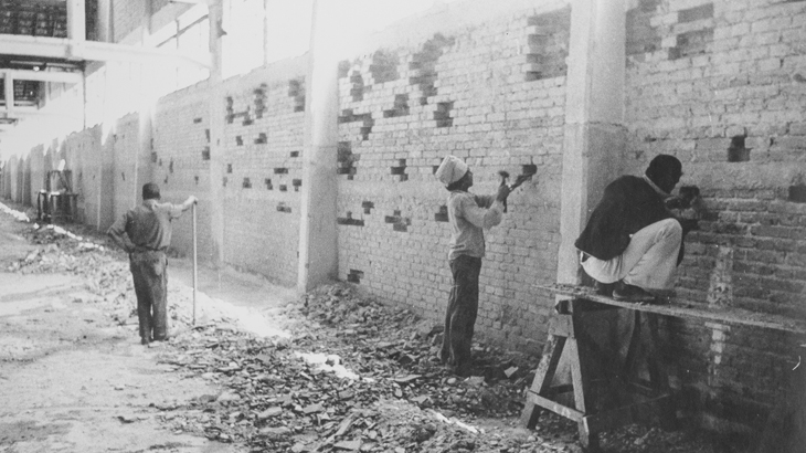 Foto durante processo de restauração do Sesc Pompeia