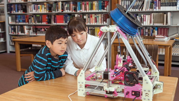 Envolvente: nem as crianças escapam ao fascínio da impressora 3D / Foto: Gregory Johnston/Alamy