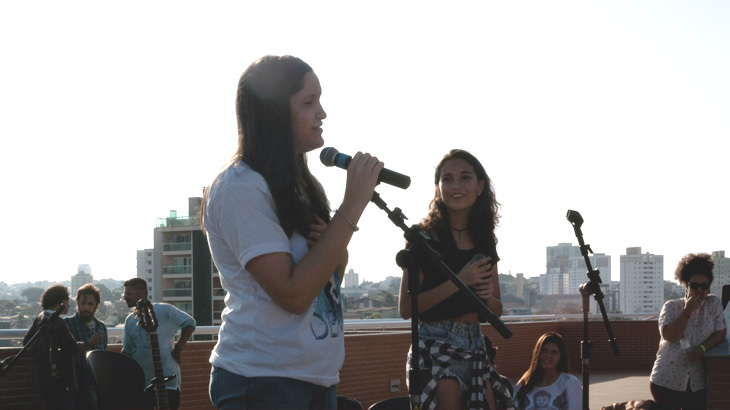 Jovens se apresentando no Palco Aberto, na edição de novembro.<br>Foto: Iasmyn Duarte