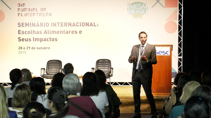 Pedro Graça fala durante o seminário no Sesc Santos. 