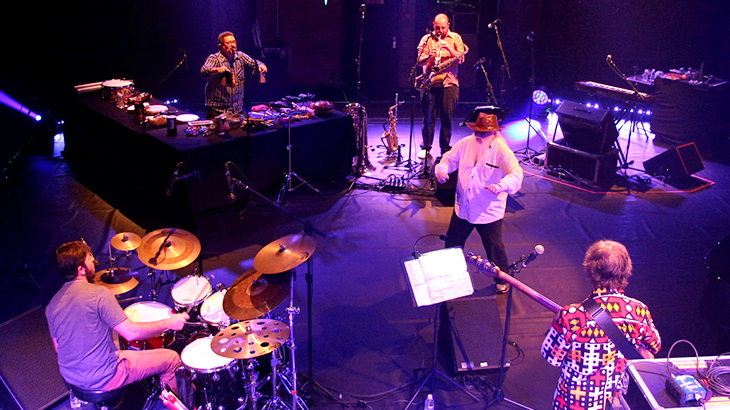 Hermeto Pascoal comanda a dinâmica de sua banda no Jazz na Fábrica 2017. Foto: Carol Vidal
