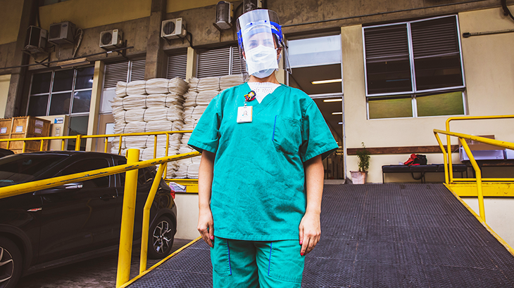 Profissional do Hospital Geral do Grajaú, que recebeu protetores faciais | Foto: Matheus José Maria