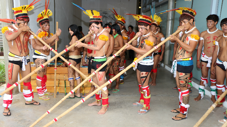 Povo Kalapalo tocando suas flautas tradicionais - Foto: Lúcio Érico/Sesc