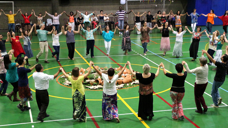 Cerca de 150 pessoas participaram da Vivência de Danças Circulares com focalizadores