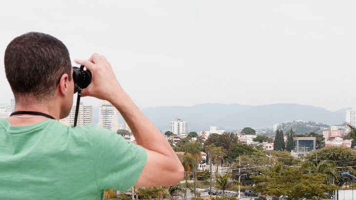 Visitante admirando a vista da Serra do Japi| Foto:Lúcio Érico - Sesc