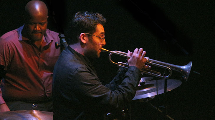 Jay Sawyer (bateria) e o trompetista israelense Itamar Borochov. (Foto: Carol Vidal)