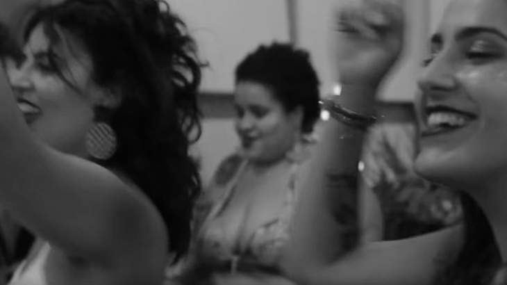 Imagem do clipe Carta à Boa Forma, da cantora Anná.