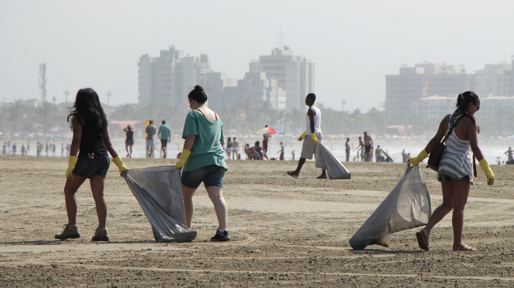 Participantes durante a coleta de resíduos nas praias de Bertioga<br>Foto: Lúcio Érico